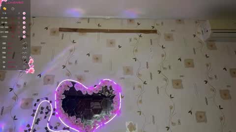 Snapshot of bella_and_alice chatting on October 31, 6:20 pm bella_and_alice online show from October 31, 6:20 pm