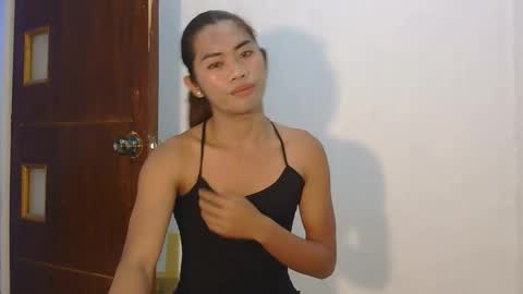 Snapshot of bella_bliss14 chatting on November 13, 2:05 pm bella_bliss14 online show from November 13, 2:05 pm