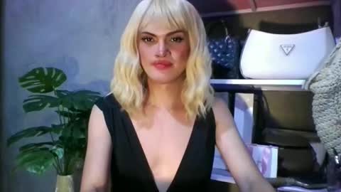 Snapshot of bella_ciaox chatting on June 9, 8:20 pm Bella Barbie online show from June 9, 8:20 pm