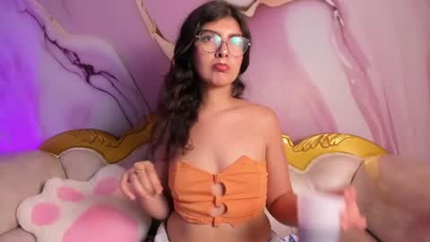 B  E  L  L  A  online show from July 31, 7:02 pm