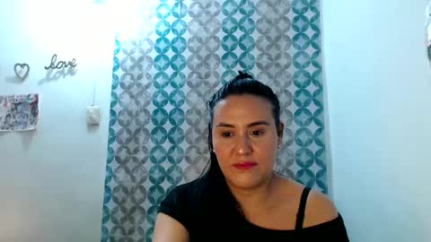 Snapshot of bella_florx chatting on October 29, 10:11 pm bella_florx online show from October 29, 10:11 pm