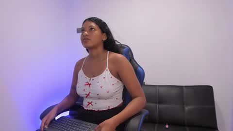 Snapshot of bella_jamez chatting on December 18, 7:47 am Isa online show from December 18, 7:47 am