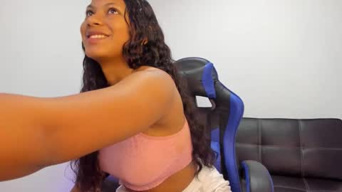 Snapshot of bella_jamez chatting on December 21, 6:15 pm Isa online show from December 21, 6:15 pm
