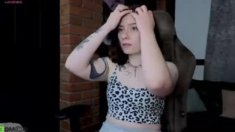 Snapshot of bella_stink chatting on July 5, 1:01 am Bella Stink online show from July 5, 1:01 am