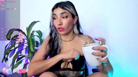 Snapshot of bella_thorne3 chatting on December 1, 10:43 pm Bella online show from December 1, 10:43 pm