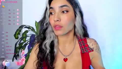 Snapshot of bella_thorne3 chatting on December 6, 3:30 am Bella online show from December 6, 3:30 am