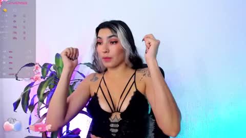 Snapshot of bella_thorne3 chatting on December 6, 8:18 pm Bella online show from December 6, 8:18 pm