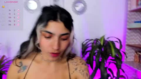 Snapshot of bella_thorne3 chatting on January 18, 3:20 am Bella online show from January 18, 3:20 am