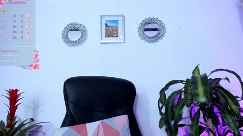 Snapshot of bella_thorne3 chatting on January 23, 2:12 am Bella online show from January 23, 2:12 am