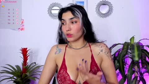 Snapshot of bella_thorne3 chatting on January 25, 3:09 am Bella online show from January 25, 3:09 am