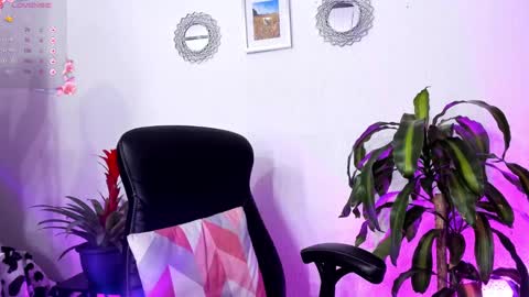 Snapshot of bella_thorne3 chatting on February 5, 2:08 am Bella online show from February 5, 2:08 am