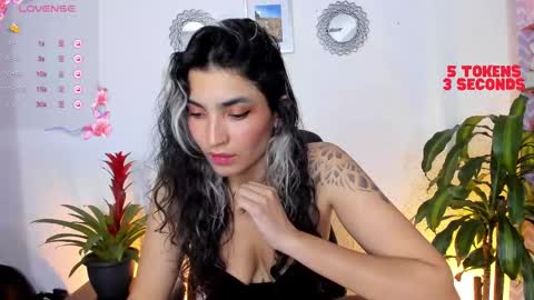 Snapshot of bella_thorne3 chatting on February 15, 1:31 am Bella online show from February 15, 1:31 am