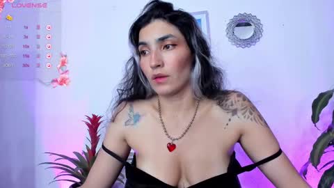 Snapshot of bella_thorne3 chatting on February 20, 11:21 pm Bella online show from February 20, 11:21 pm