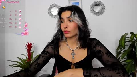 Snapshot of bella_thorne3 chatting on March 2, 4:53 pm Bella online show from March 2, 4:53 pm