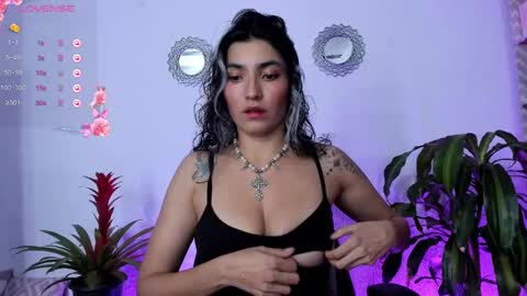 Snapshot of bella_thorne3 chatting on March 7, 1:09 am Bella online show from March 7, 1:09 am