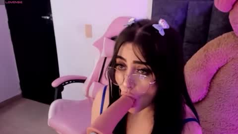 bella cruz online show from April 16, 9:39 pm