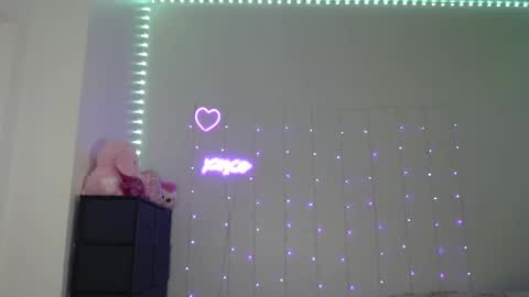 Snapshot of bellamonroee chatting on December 24, 9:17 am Bella Monroe online show from December 24, 9:17 am