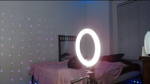 Snapshot of bellamonroee chatting on February 15, 6:23 am Bella Monroe online show from February 15, 6:23 am