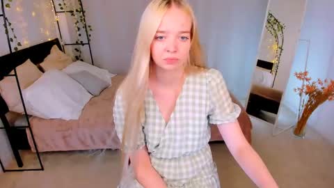 Snapshot of bellamontgomery chatting on May 19, 10:05 pm Bella online show from May 19, 10:05 pm