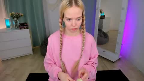 Snapshot of bellamontgomery chatting on May 24, 10:15 pm Bella online show from May 24, 10:15 pm