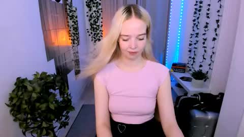 Snapshot of bellamontgomery chatting on June 7, 10:24 pm Bella online show from June 7, 10:24 pm