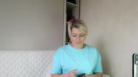 Snapshot of bellastrong_ chatting on October 15, 6:02 am Bella online show from October 15, 6:02 am