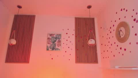 Snapshot of bellawoods_ chatting on April 18, 1:37 pm laukyubey online show from April 18, 1:37 pm