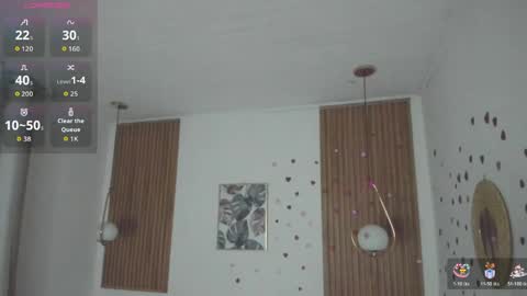 Snapshot of bellawoods_ chatting on April 25, 12:41 pm laukyubey online show from April 25, 12:41 pm
