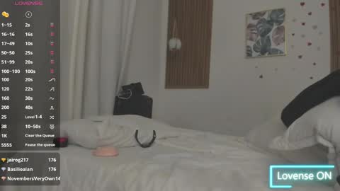 Snapshot of bellawoods_ chatting on May 4, 1:29 pm laukyubey online show from May 4, 1:29 pm