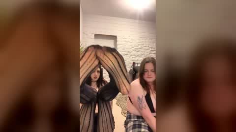 Snapshot of bellaxlauren chatting on February 24, 8:51 pm bellaxlauren online show from February 24, 8:51 pm