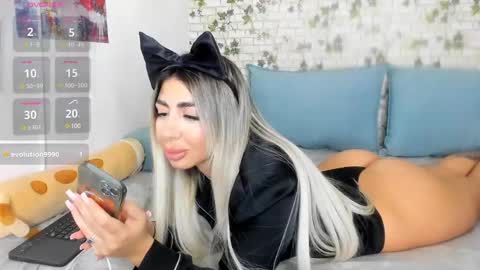 Snapshot of belle_hallle chatting on January 6, 9:32 pm LucyJelly online show from January 6, 9:32 pm