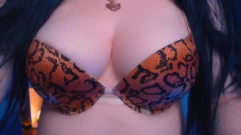 Snapshot of bellelovexx chatting on December 27, 9:43 pm Hello I am kind friendly and cute girl online show from December 27, 9:43 pm