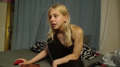 Snapshot of bellezza0 chatting on April 19, 11:51 pm bellezza0 online show from April 19, 11:51 pm