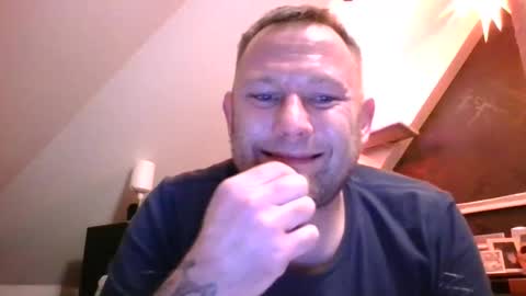 Snapshot of benizio_ chatting on December 4, 3:21 pm benizio online show from December 4, 3:21 pm