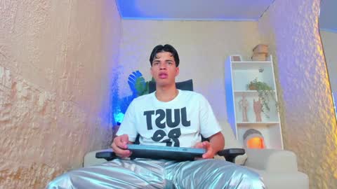 Snapshot of benjamin_more chatting on January 29, 1:16 am BENJAMIN online show from January 29, 1:16 am