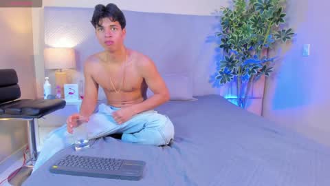 Snapshot of benjamin_more chatting on February 6, 12:43 am BENJAMIN online show from February 6, 12:43 am