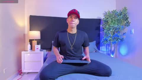 Snapshot of benjamin_more chatting on February 24, 1:35 am BENJAMIN online show from February 24, 1:35 am