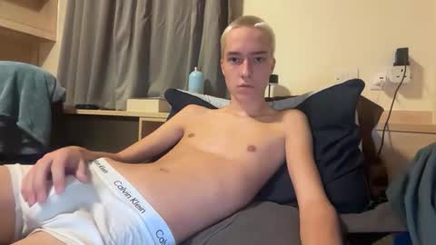 Snapshot of benji_j8 chatting on November 9, 10:19 pm benji_j8 online show from November 9, 10:19 pm