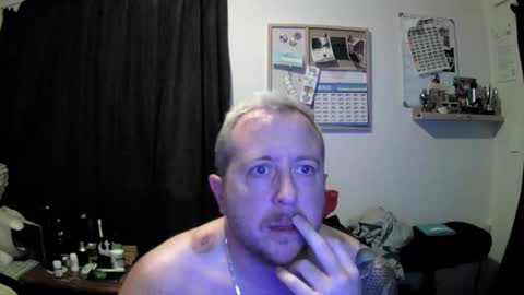 Snapshot of benjohny10 chatting on December 18, 8:20 am benzguy online show from December 18, 8:20 am