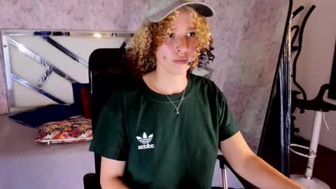 Snapshot of benny_wilson chatting on November 8, 4:01 am benny_wilson online show from November 8, 4:01 am