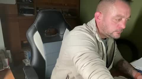 benochau online show from March 27, 11:04 pm