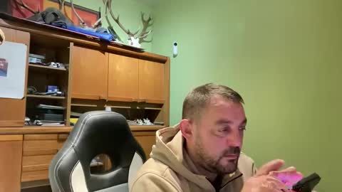 benochau online show from April 2, 9:01 pm