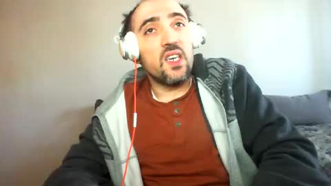 Snapshot of bentish chatting on December 2, 7:47 am bentish online show from December 2, 7:47 am