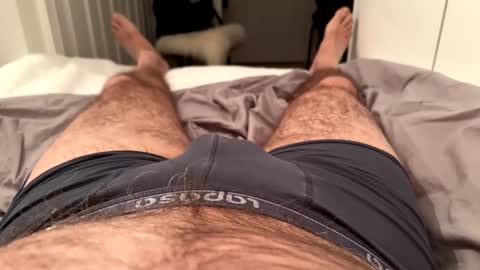 Snapshot of benz10001 chatting on December 11, 4:07 am benz10001 online show from December 11, 4:07 am