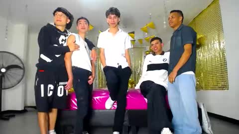 Snapshot of benz_boys chatting on February 11, 12:16 pm benz boys online show from February 11, 12:16 pm