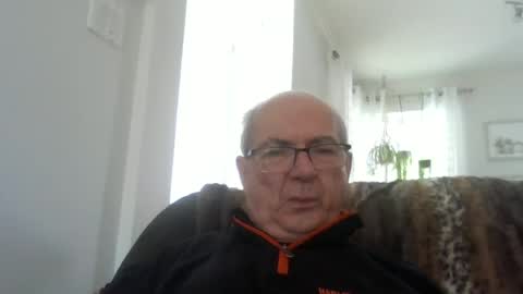 Snapshot of bernard1102 chatting on June 25, 2:10 pm bernard1102 online show from June 25, 2:10 pm