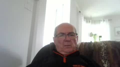 Snapshot of bernard1102 chatting on June 26, 7:40 pm bernard1102 online show from June 26, 7:40 pm