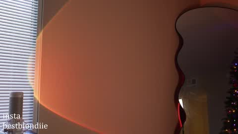 Snapshot of bestblondiiecb chatting on December 20, 9:17 pm Chloe Next stream on Friday online show from December 20, 9:17 pm