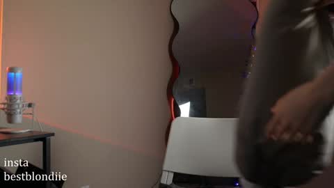 Snapshot of bestblondiiecb chatting on January 10, 2:25 am Chloe Next stream on Friday online show from January 10, 2:25 am