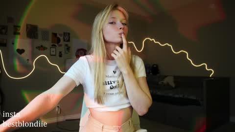 Snapshot of bestblondiiecb chatting on January 26, 8:34 pm Chloe Next stream on Friday online show from January 26, 8:34 pm